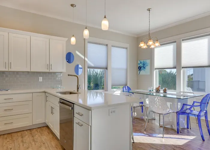 Home W/Shared Heated/Cooled Pool 2 Blocks To Beach Holiday home