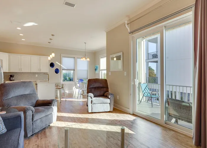Home W/Shared Heated/Cooled Pool 2 Blocks To Beach Holiday home