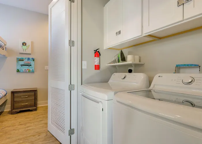 Home W/Shared Heated/Cooled Pool 2 Blocks To Beach
