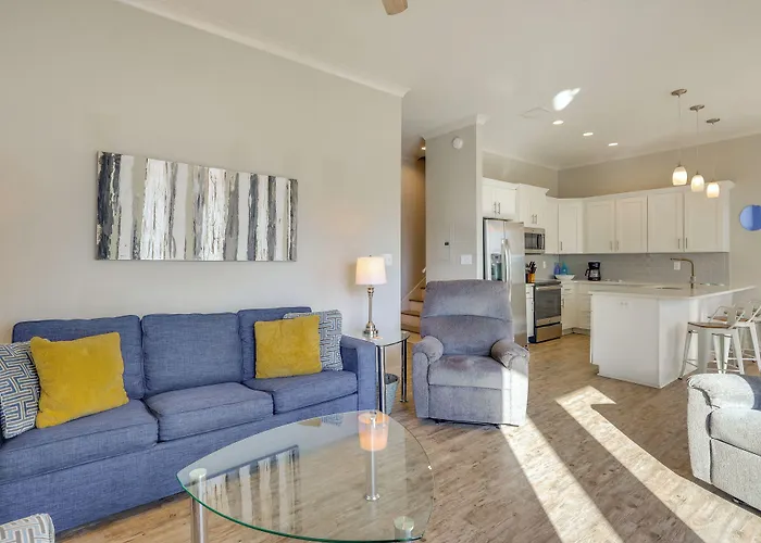 Home W/Shared Heated/Cooled Pool 2 Blocks To Beach Holiday home *
